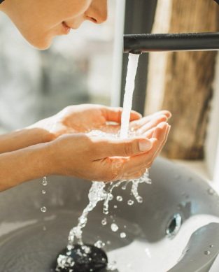Best Morning Skincare Routine for Beginners: A Simple Step-by-Step Guide 2 Gently washing the face as the first step of a morning skincare routine for beginners