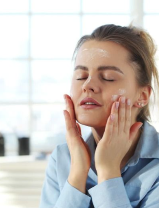 Best Morning Skincare Routine for Beginners: A Simple Step-by-Step Guide 4 Applying moisturizer to the face in a morning skincare routine for beginners