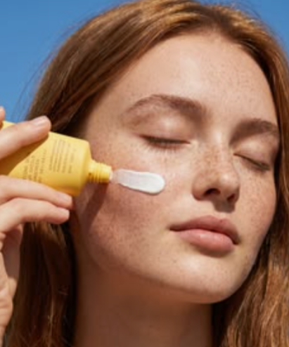 Best Morning Skincare Routine for Beginners: A Simple Step-by-Step Guide 5 Applying sunscreen to the face as the final step of a morning skincare routine for beginners