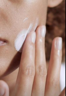 Simple Night Skincare Routine for Glowing Skin: A Step-by-Step Guide 5 Moisturizer cream texture and application on the face in a night skincare routine
