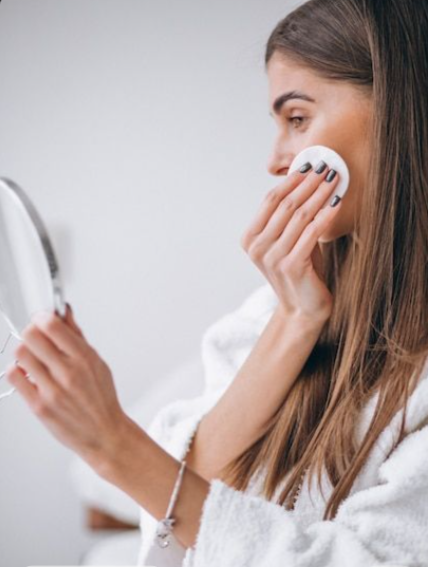 Simple Skincare Routine for Busy Women 5 Washing the face to remove makeup and sunscreen before sleep in a simple skincare routine