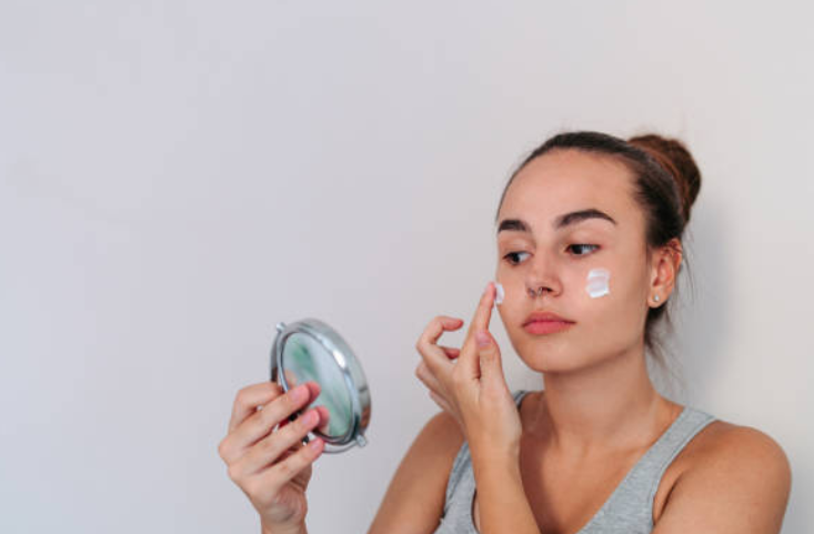 Preparing the skin with moisturizer before applying makeup to make makeup last longer